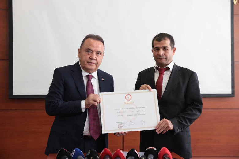 Herkesin Başkanı Muhittin Böcek mazbatayı aldı