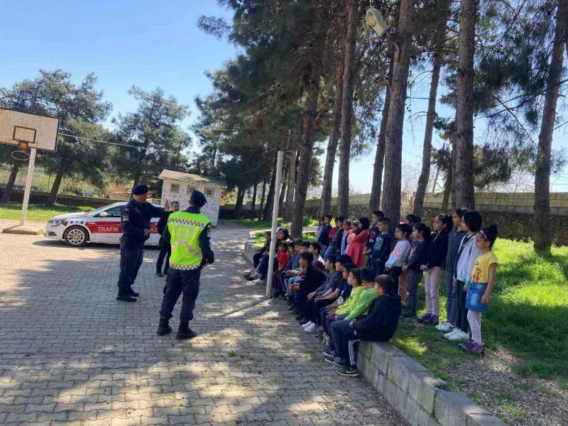 Jandarmadan İlkokul Öğrencilerine Temel Trafik Eğitimi
