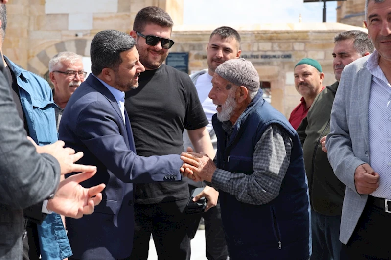 Başkan Arı, Cuma Namazı Sonrası Vatandaşlarla Kucaklaştı