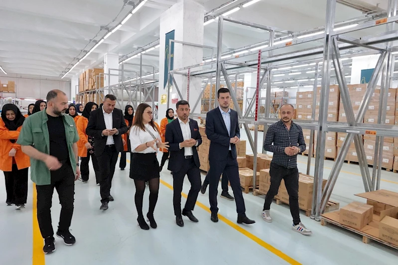Başkan Arı, Nissa Buklet Fabrikasını Gezdi