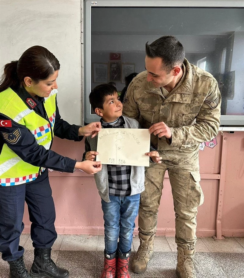 Ağrı’da Jandarma Ekipleri Miniklere Trafik Kurallarını Anlattı