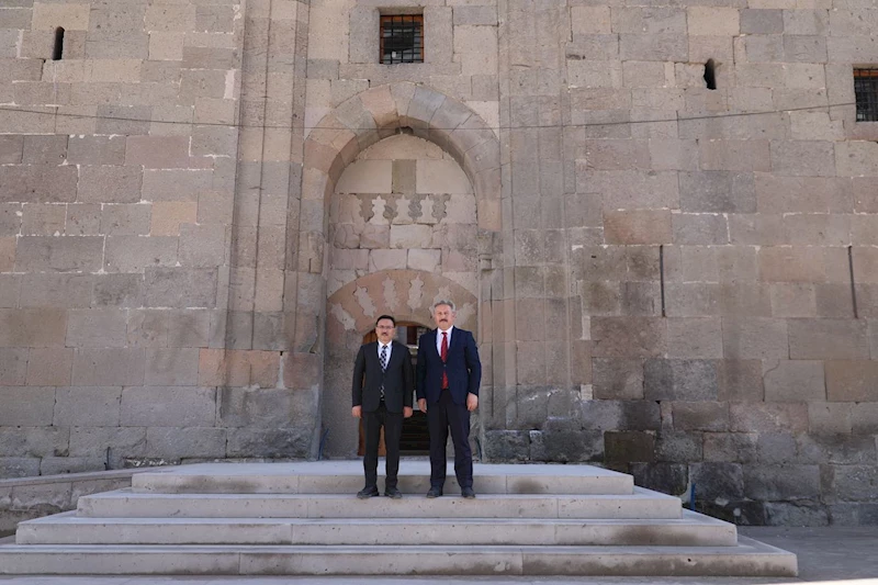 VALİ GÖKMEN ÇİÇEK, KISA SÜREDE RESTORASYONU TAMAMLANAN KÖŞK MEDRESE’YE HAYRAN KALDI