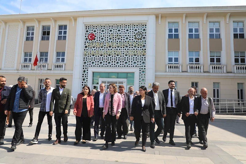 DEM Parti Şırnak Milletvekillerinden oluşan heyet Eş Başkanlarımıza hayırlı olsun ziyaretinde bulundu.