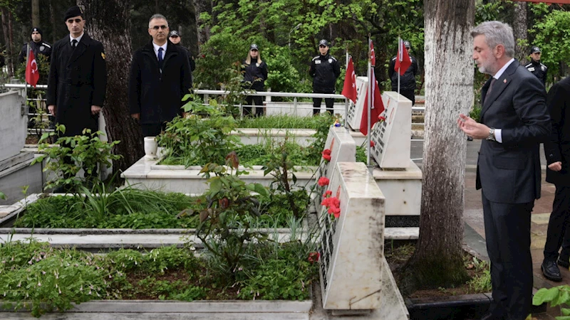 Şehitler ve Deprem Şehitleri Kabirleri Başında Dualarla Anıldı