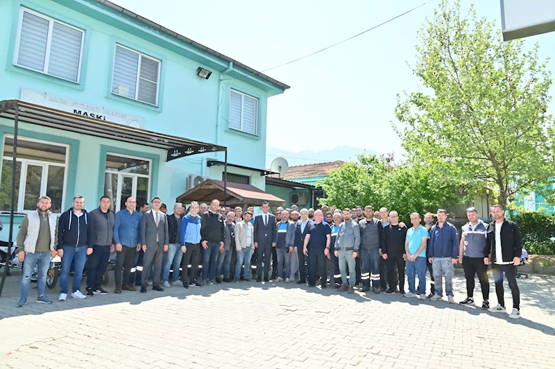 Başkan Zeyrek, Bayramda Görev Yapacak Büyükşehir Çalışanlarıyla Bayramlaştı
