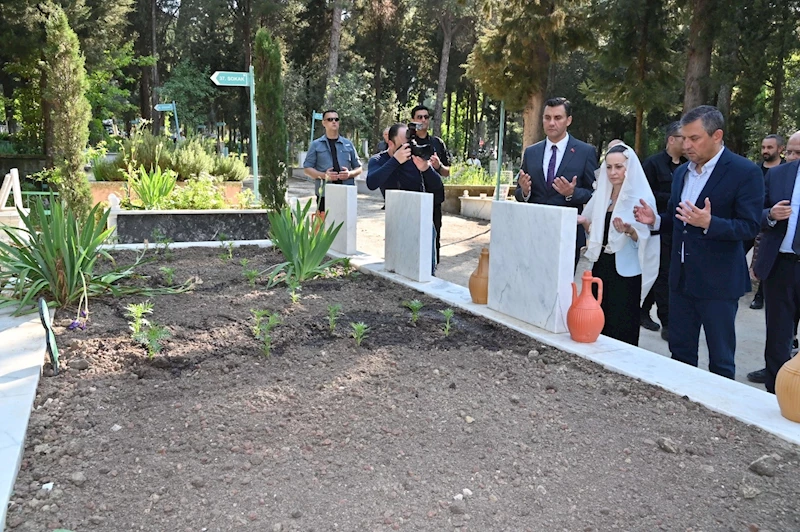 CHP Genel Başkanı Özel, Başkan Zeyrek İle Manisa’da Kabir Ziyaretleri Yaptı