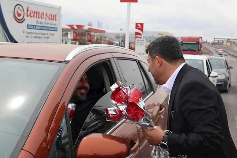 Belediye Başkanı Arı Tatilcileri Ve Sıla-İ Rahim İçin Nevşehir’e Gelenleri Karanfille Karşıladı
