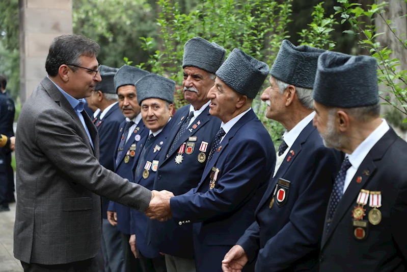 BAŞKAN MEHMET DÖNMEZ’DEN ŞEHİTLİK ZİYARETİ