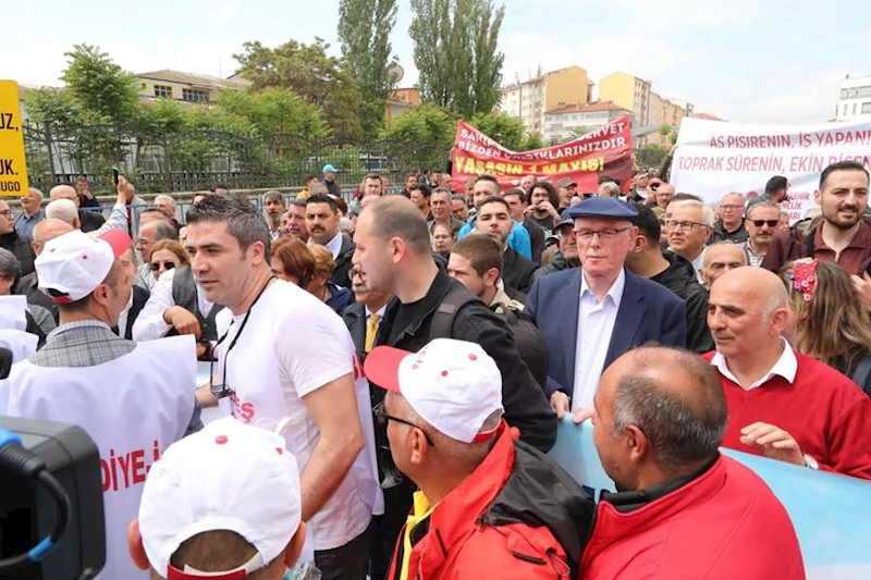 BAŞKAN KURT 1 MAYIS’TA İŞÇİ VE EMEKÇİLERİ YALNIZ BIRAKMADI