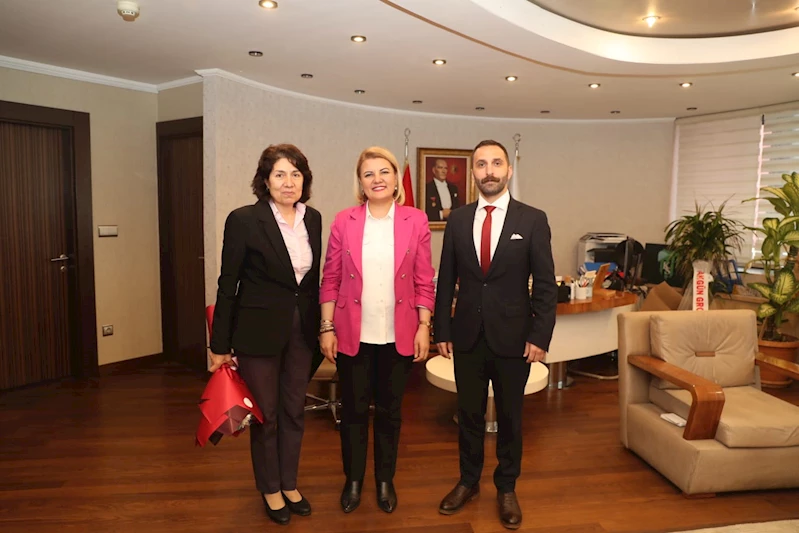 İZMİT BELEDİYESİ MÜDÜRLÜKLERİNDE DEVİR TESLİM TÖRENİ YAPILDI