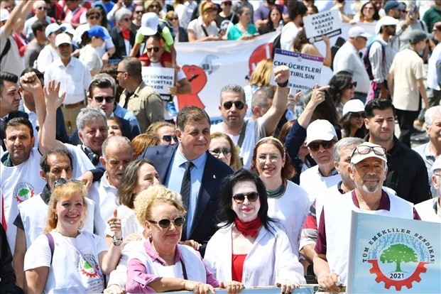 Başkan Tugay emekçilerin 1 Mayıs coşkusuna ortak oldu