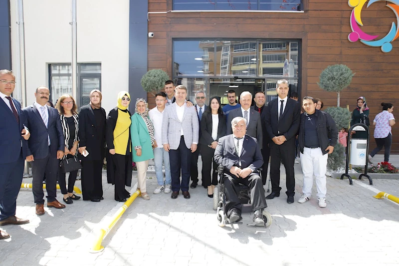 VALİ KUMBUZOĞLU VE BELEDİYE BAŞKANI DİNÇER, ENGELSİZ YAŞAM MERKEZİNDE ZİYARET ETTİ
