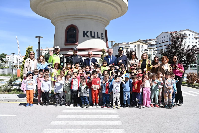 Başkan Veli Gündüz Şahin, Trafik Haftası’nda Miniklerle Buluştu
