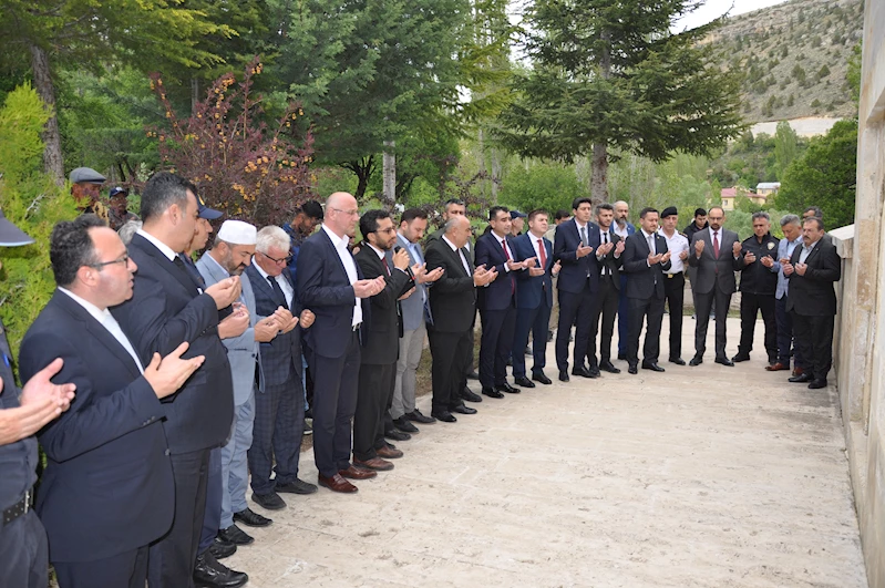 BALKUSAN KÖYÜNDE KARAMANOĞLU MEHMETBEY DUALARLA ANILDI