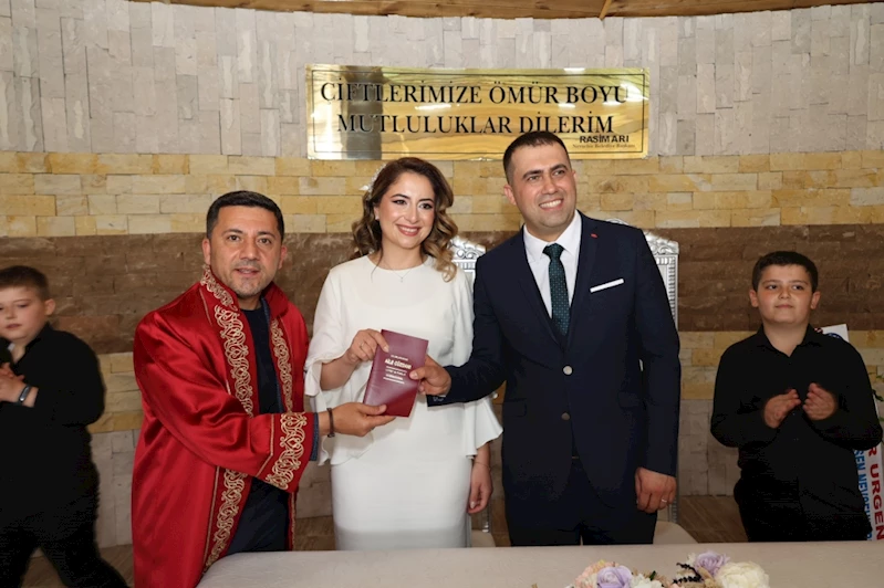 Başkan Arı Genç Çiftin Mutluluklarına Ortak Oldu