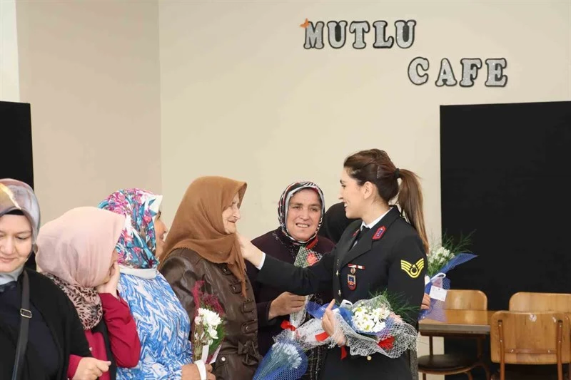 Jandarma Ekipleri Anneleri Unutmadı