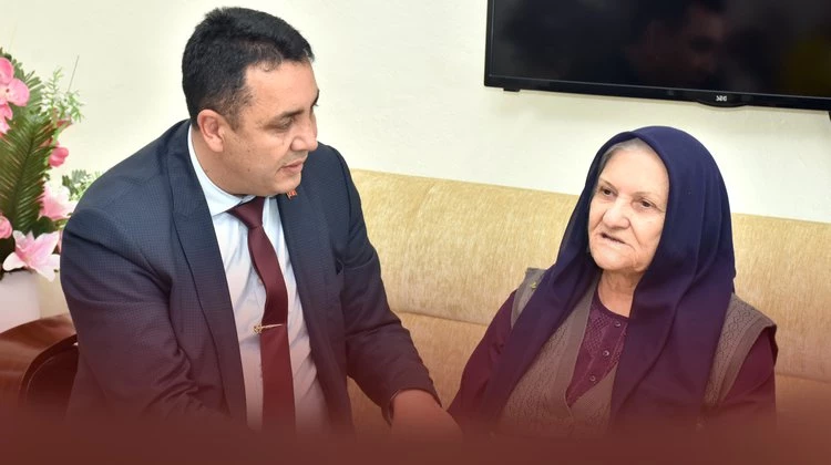 BAŞKAN BAŞER ANNELER GÜNÜ’NDE ŞEHİT ANNESİ EMİNE ERKAN’I ZİYARET ETTİ