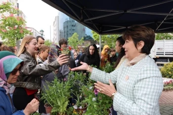 TÜM ÇİÇEKLER ANNELER İÇİN