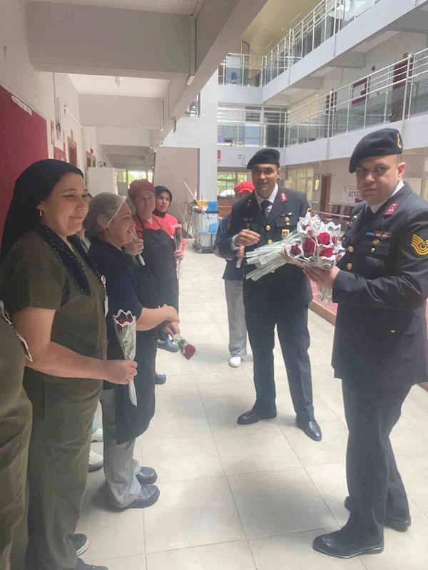 Aydın’da Jandarma Ekipleri Huzurevlerinde Kalan Anneleri Ziyaret Ederek Yalnız Bırakmadı