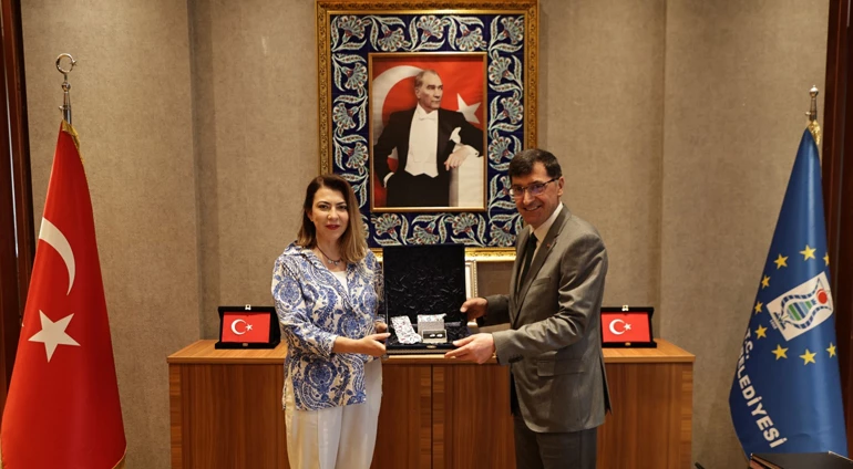 ÇİNİ SANATÇISI NİDA OLÇAR’DAN BAŞKAN KAHVECİ’YE HAYIRLI OLSUN ZİYARETİ