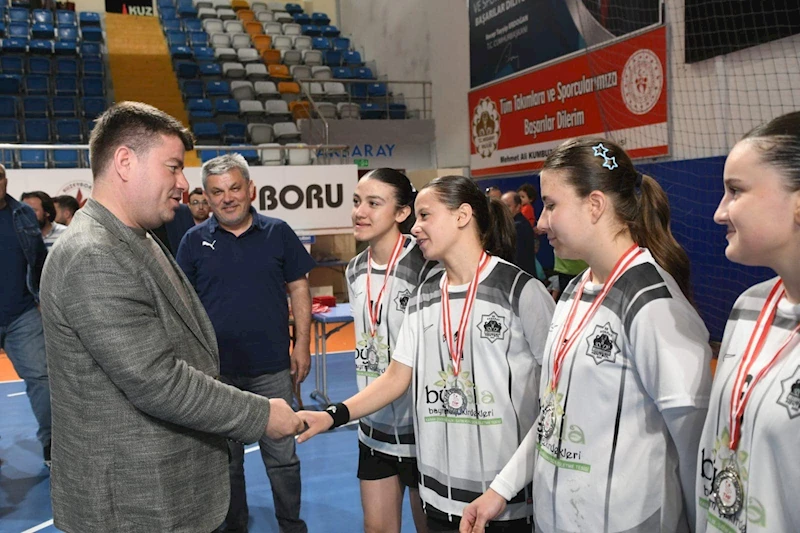 AKSARAY BELEDİYESPOR U – 15 TAKIMI KÜÇÜK KIZLAR TÜRKİYE HENTBOL ŞAMPİYONASINDA TÜRKİYE 2. OLDU