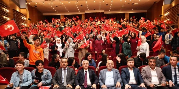 Gazi Torunları Çanakkale´de Ecdada Dua Ediyor