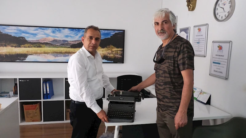 1950 model daktiloyu Kültür Evi’ne bağışladı
