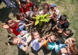 Başkan Duman miniklerle fidan dikti