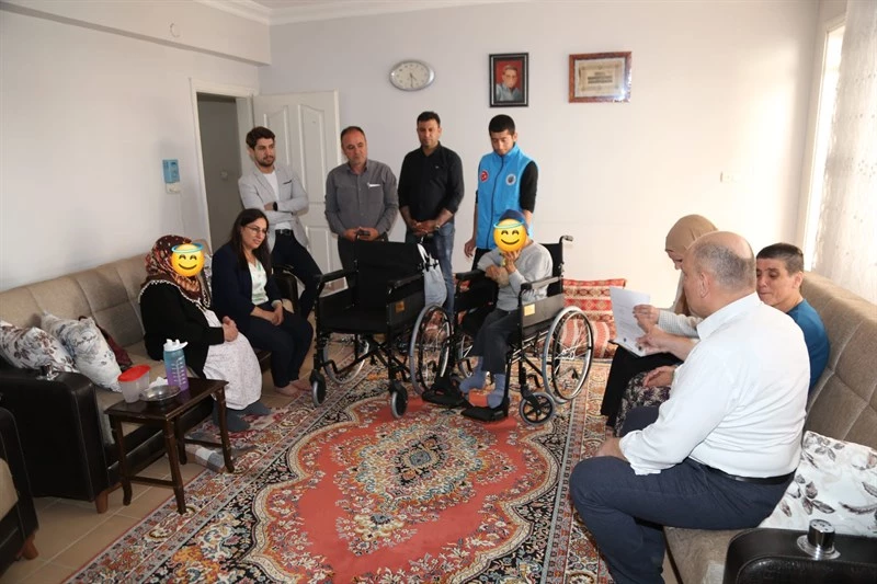 SİİRT BELEDİYESİ TEKERLEKLİ SANDALYE DAĞITIMLARINA DEVAM EDİYOR