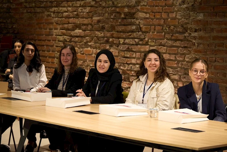ARTIK GENÇLER YÖNETİCİLERİNE MENTORLUK YAPACAK