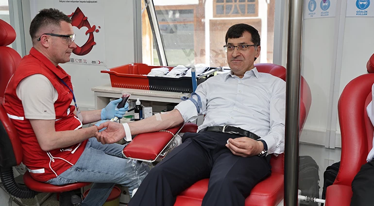 BAŞKANIMIZ KAHVECİ KAN VERME ETKİNLİĞİNDE VATANDAŞLARIMIZLA BULUŞTU