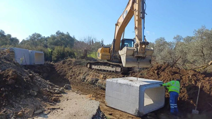 İZSU ekipleri Selçuk’ta derelerden 17 bin ton malzeme çıkardı