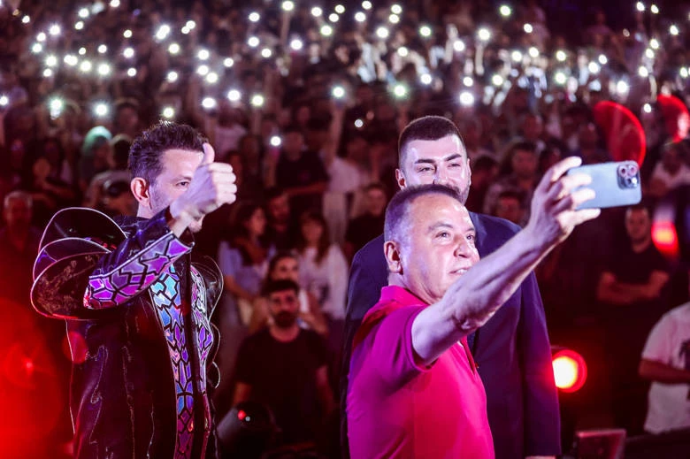 Burak Yeter Performansıyla Antalyalıları Büyüledi