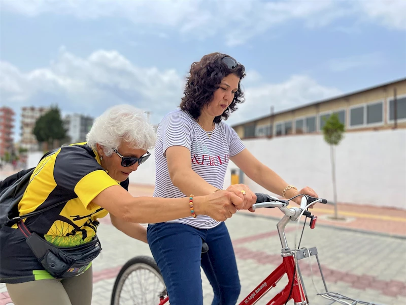 TARSUS’TA KADINLAR İLK DEFA BİSİKLET SÜRDÜ