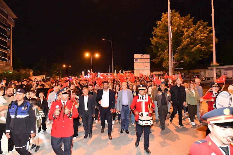 CUMHURİYET GENÇLERİ MUSTAFAKEMALPAŞA’YI AYDINLATTI