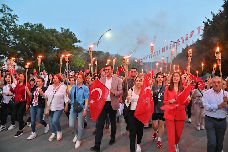 Manisa’da 19 Mayıs Kutlamaları Fener Alayı ile Renklendi