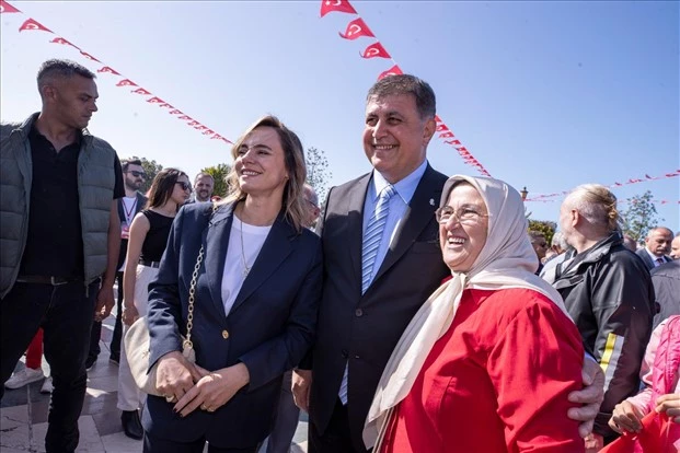 Başkan Tugay kortej yürüyüşü ve törene katıldı