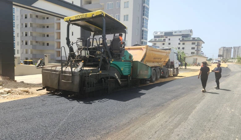 Alanya’da alt yapısı tamamlanan yerler asfaltlanıyor