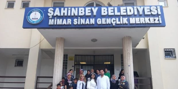 Mimar Sinan Gençlik Merkezi Gelin Adaylarının Yanında