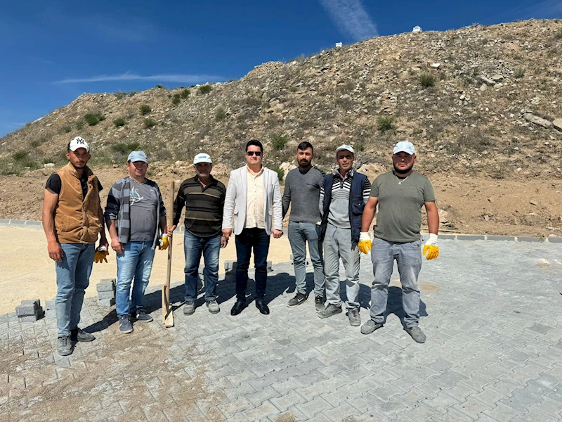 Başkan Derviş Aynacı, Mezarlık Alanında Düzenleme Çalışmalarını İnceledi