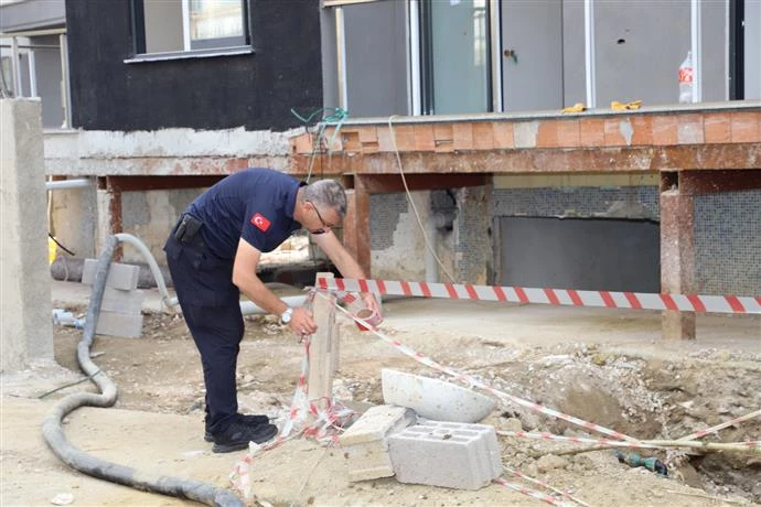 SARAY MAHALLESİ’NDE KİRİŞLERİ KESİLEN BİNA MÜHÜRLENDİ