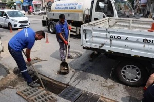 MAZGALLAR KOKU VE SEL RİSKİNE KARŞI TEMİZLENİYOR