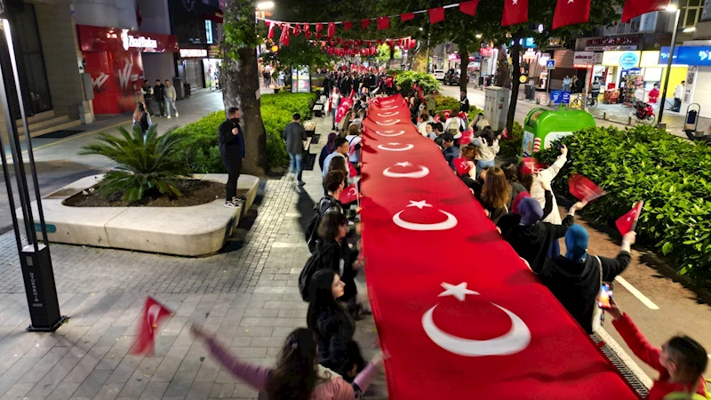 İZMİT BELEDİYESİNİN 19 MAYIS KORTEJİ DOLDU TAŞTI