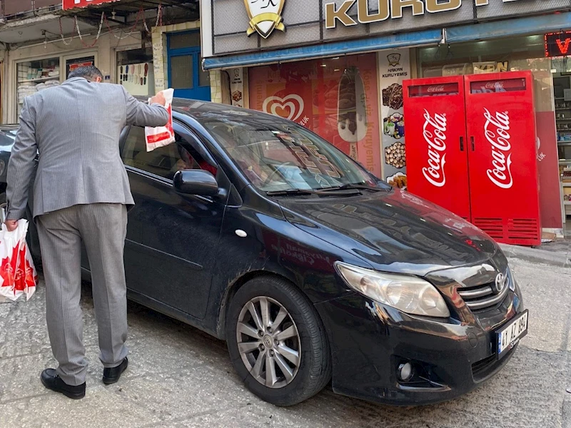 İZMİT BELEDİYESİ SABAHIN ERKEN SAATLERİNDE SERVİS BEKLEYEN İŞÇİLERİ ZİYARETLERİNİ SÜRDÜRÜYOR
