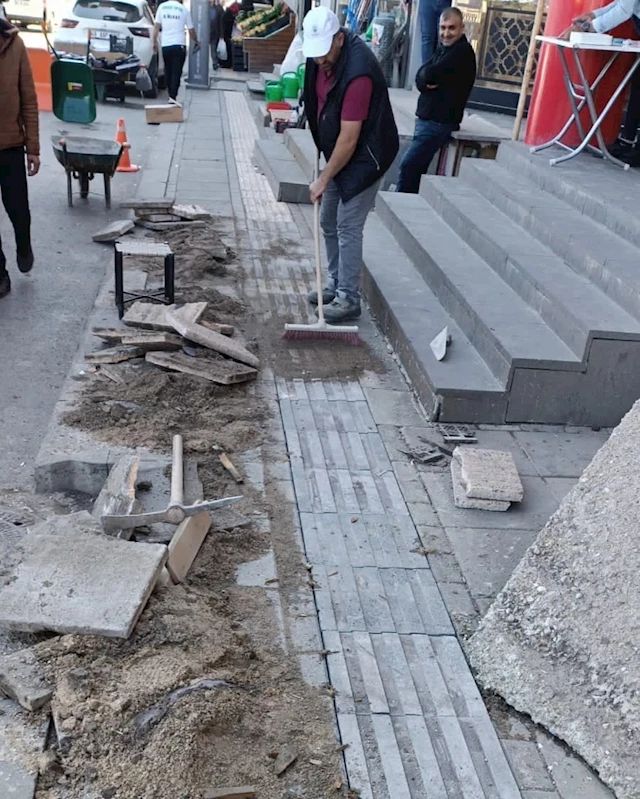 CADDE VE KALDIRIMLARDAKİ TAHRİBATLAR GİDERİLİYOR