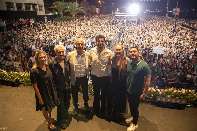 FESTİVALDE SAHNE ALAN DJ GÖKHAN SAKALTAŞ VE KÖFN GRUBU DİNLEYENLERİ COŞTURDU
