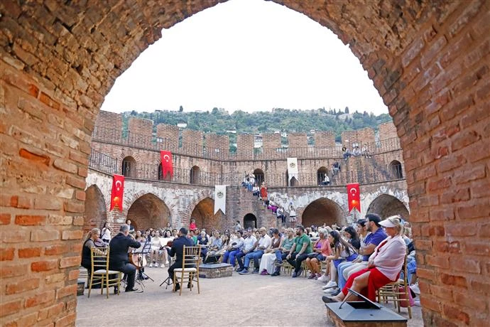 CUMHURBAŞKANLIĞI SENFONİ ORKESTRASI’NDAN TARİHİ KIZILKULE’DE KLASİK MÜZİK ESİNTİLERİ