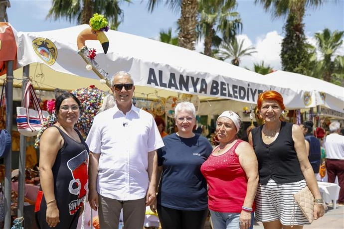 BAŞKAN ÖZÇELİK FESTİVAL ALANINDA STANTLARI VE SERGİLERİ ZİYARET ETTİ