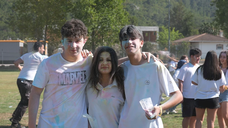 Öğrenciler Renk Festivali’nde stres attı