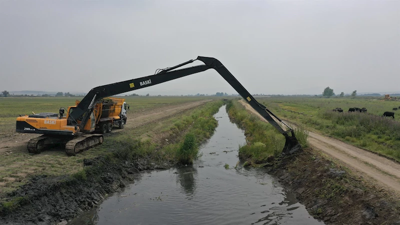 Büyükşehir, Yakupköy’ün içinden geçen kanalı temizliyor